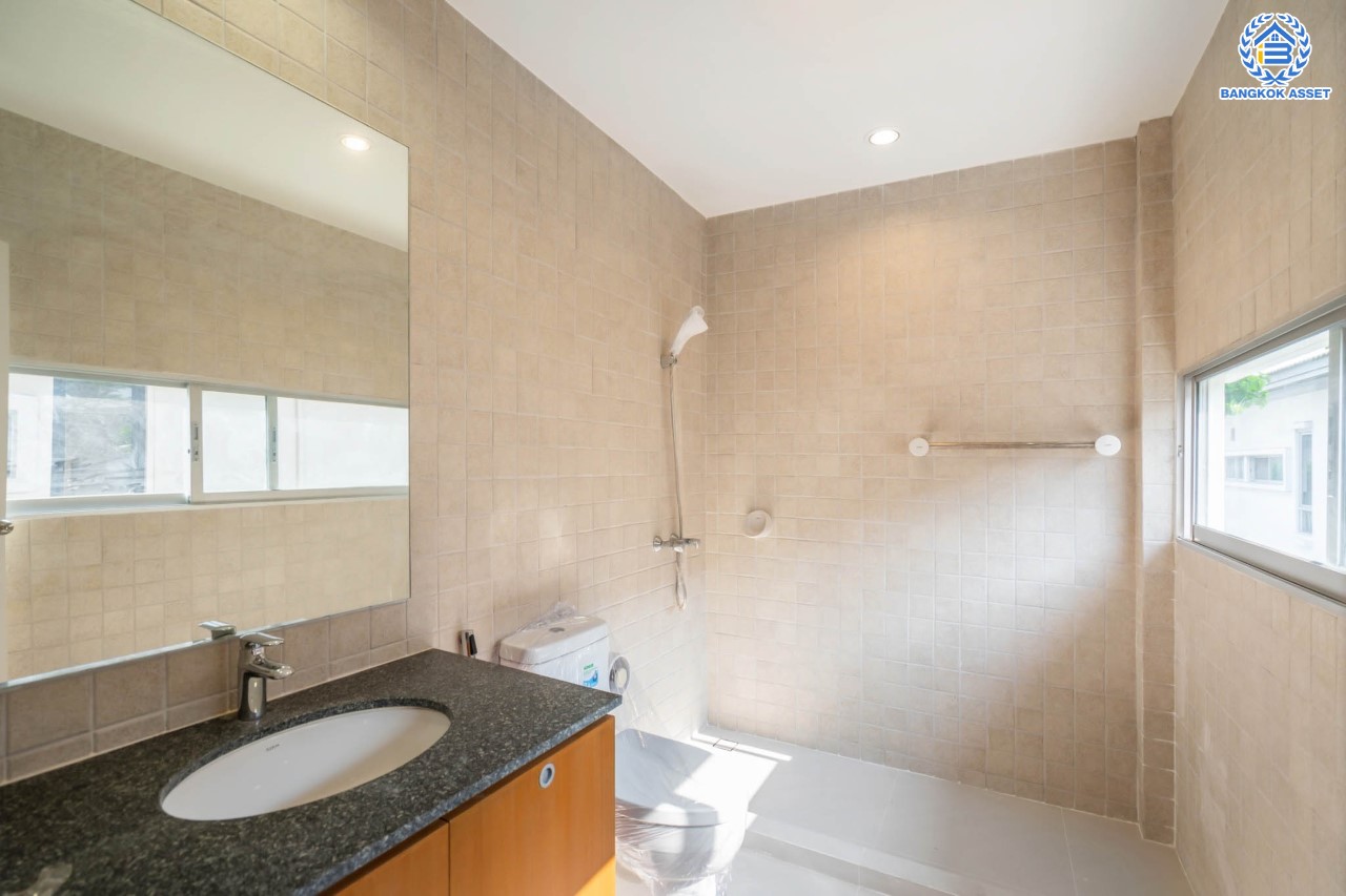 บ้านมือสองตกแต่งใหม่ ม.โนเบิลจีโอ วัชรพล ดีไซน์สุดโดดเด่น เนื้อที่ 65.2 ตร.ว. ฟังก์ชันจัดเต็ม 3 ห้องนอน 5 ห้องน้ำ (ห้องนอนทุกห้องมีห้องน้ำในตัว) 1 ห้องแม่บ้าน จอดรถได้ 2 คัน บนทำเลเดินทางสะดวก ใกล้เซ็นทรัลรามอินทรา, ห้าแยกวัชรพล, จุดขึ้นทางด่วน "ฉลองรัช" และรถไฟฟ้าสายสีชมพู "สถานีวัชรพล"